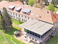 Ein Bild mit dem Bildungszentrum von oben fotografiert.