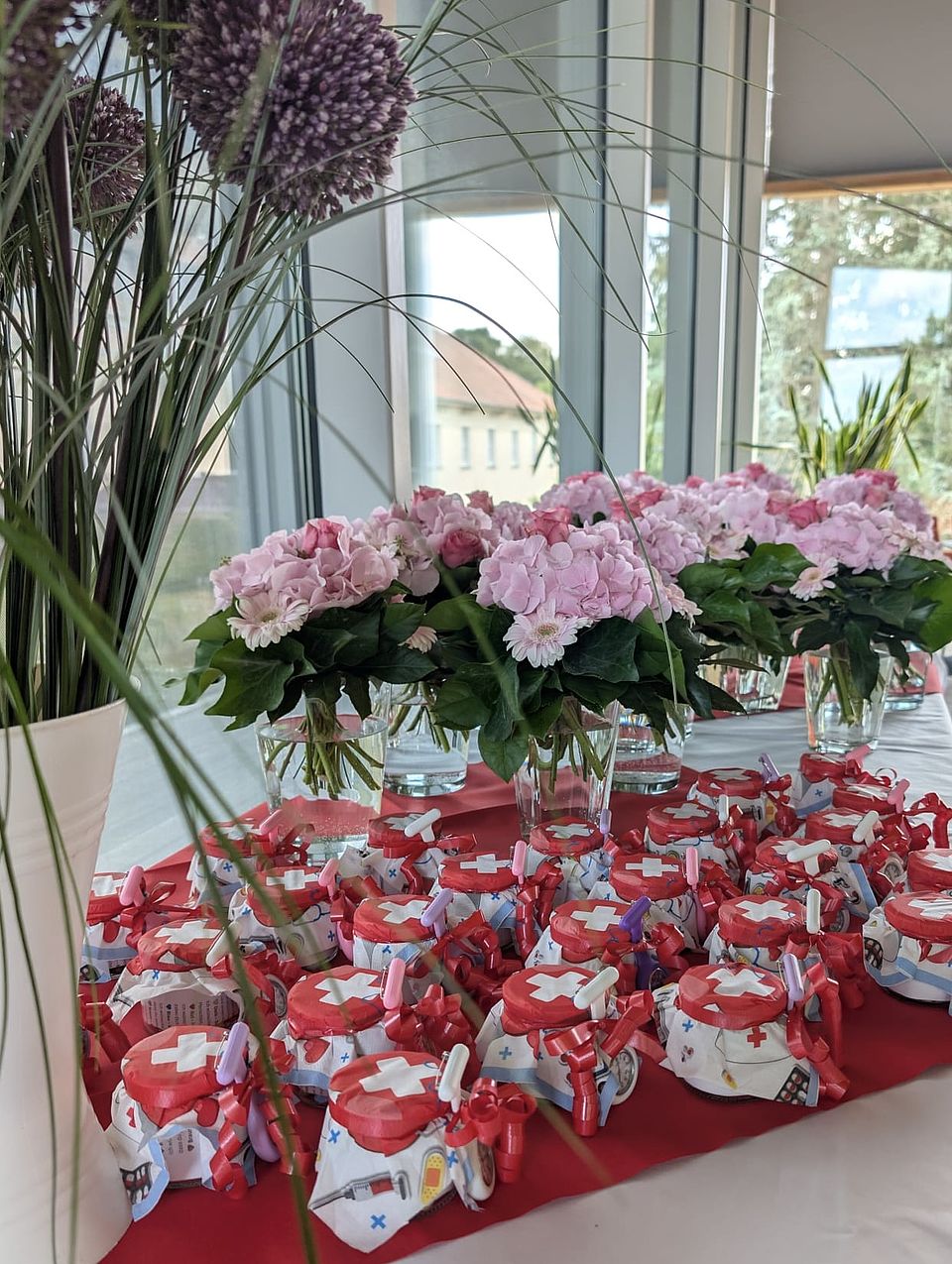 Tisch mit Blumen und kleinen Geschenken für die Absolventen